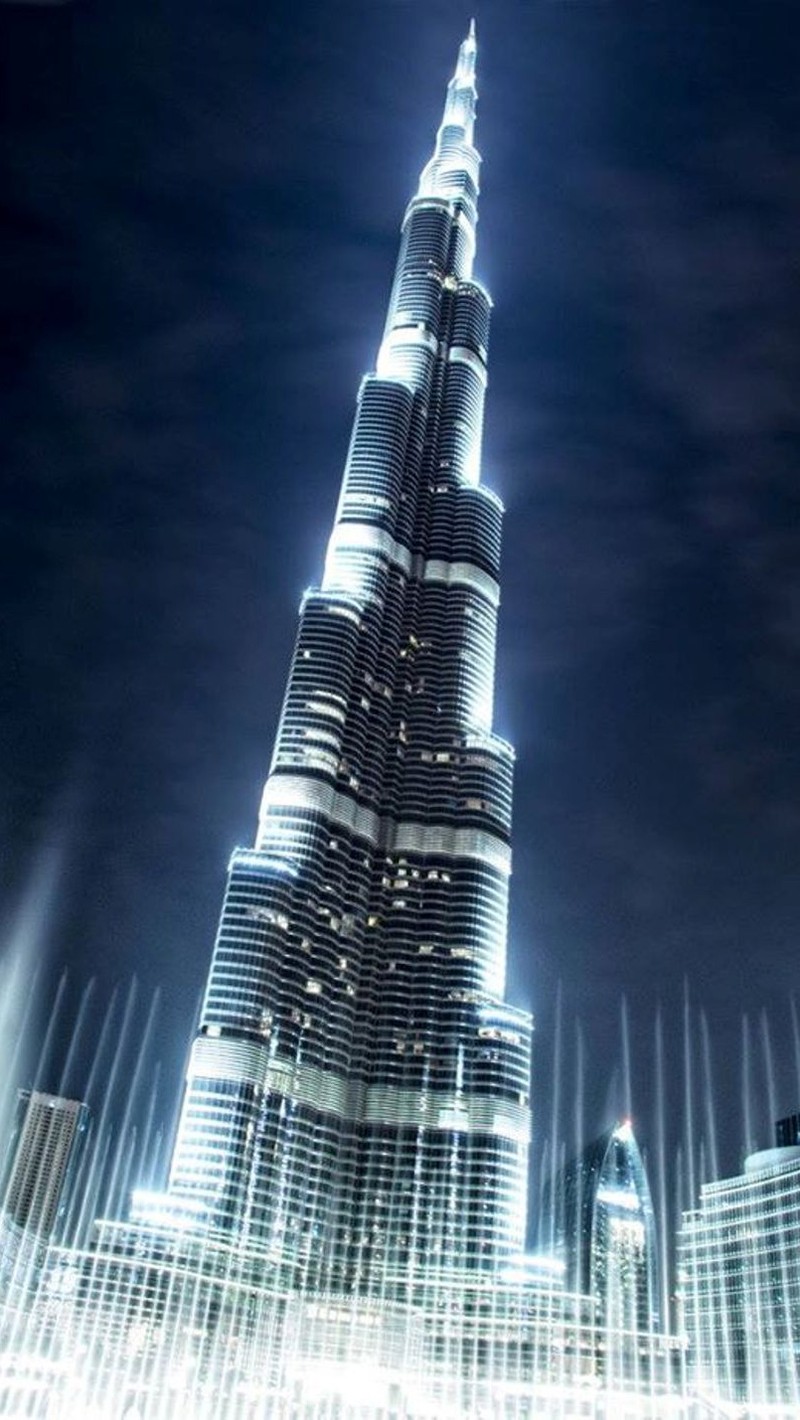 Вид на высокое здание с фонтаном перед ним (burj khalifa, город, небоскреб)