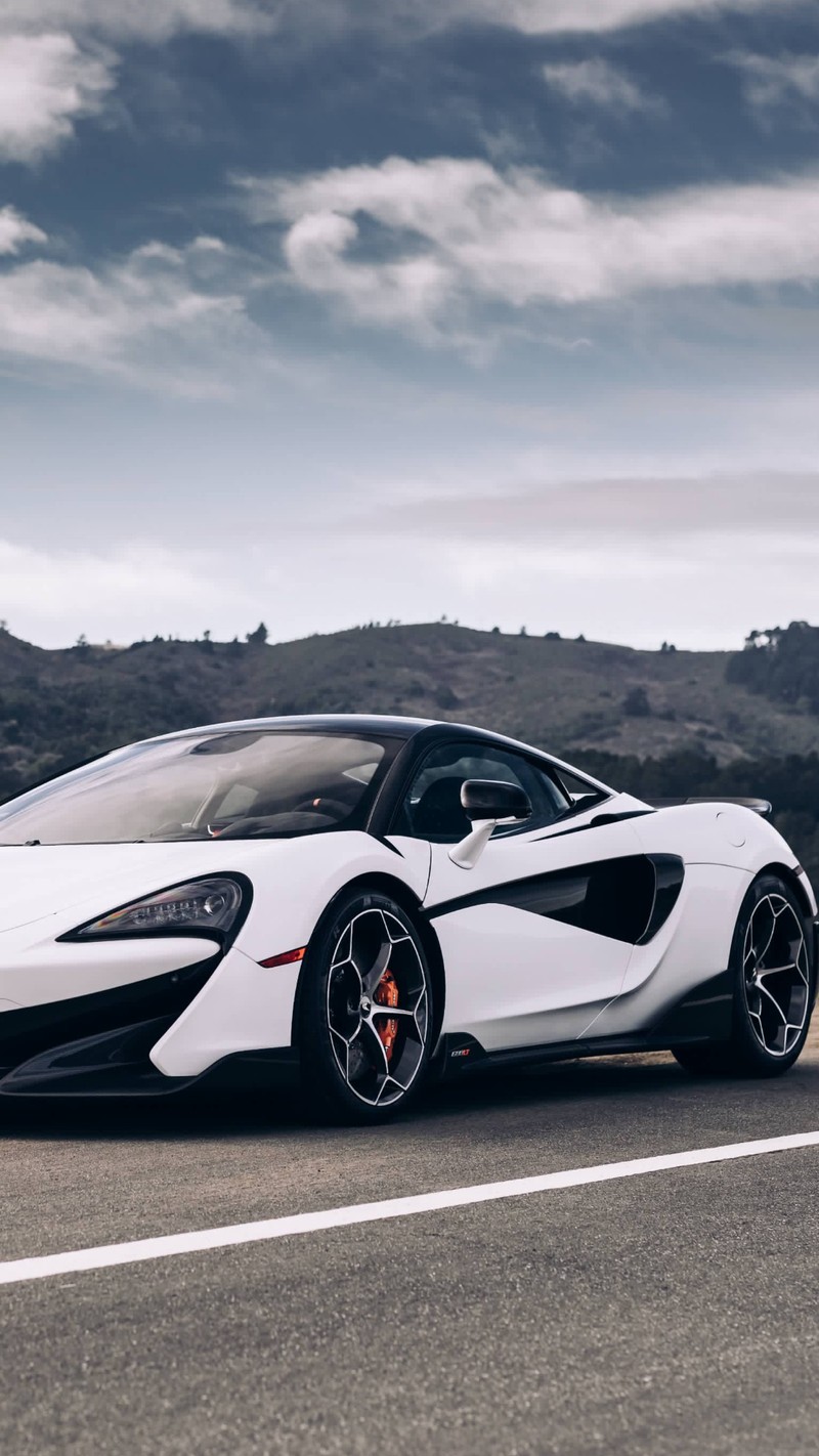 Близкий план белого спортивного автомобиля, едущего по дороге (mclaren, 600lt, белый, машина, суперкар)