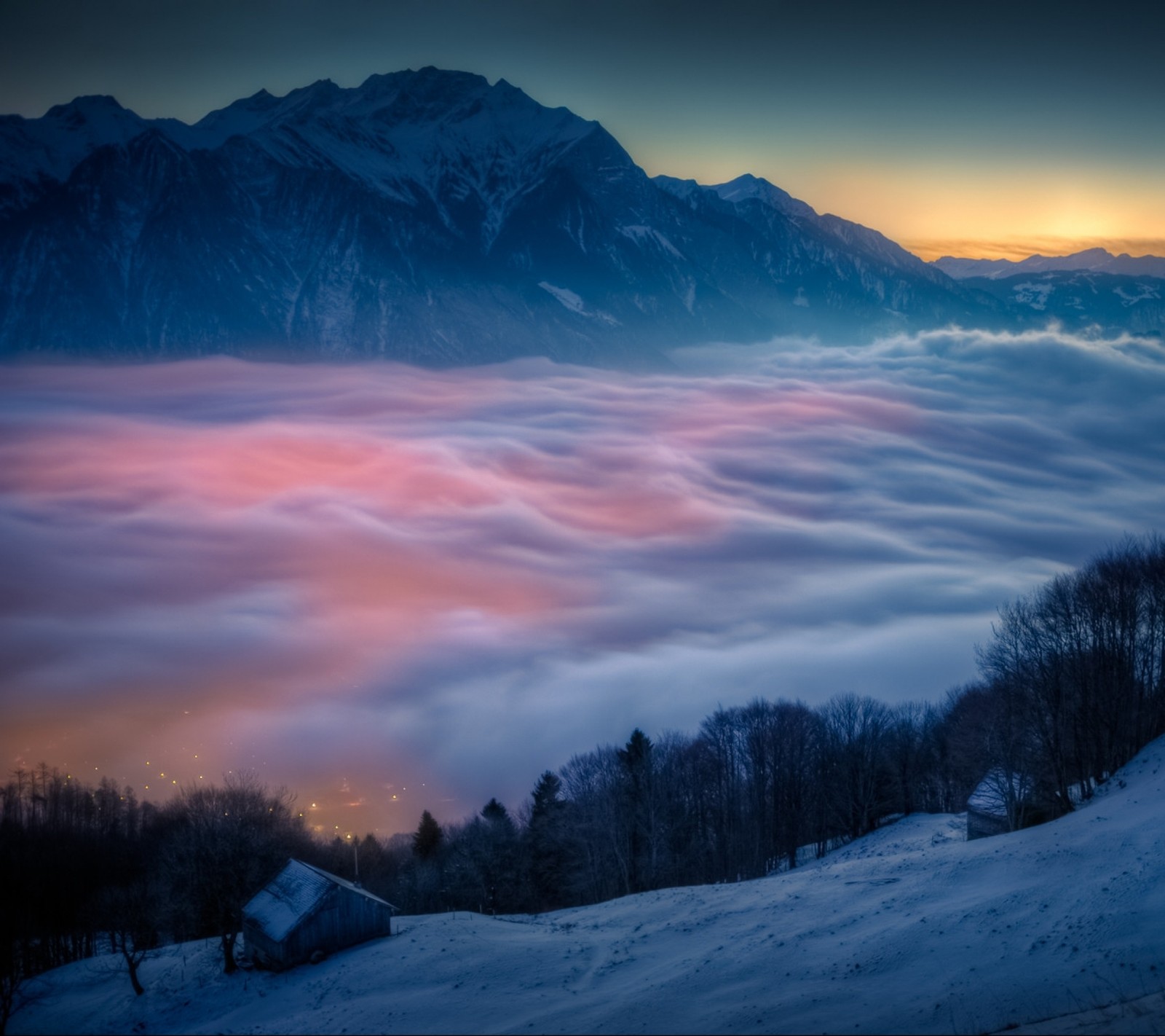 Des montagnes couvertes de nuages et de neige au coucher du soleil avec une maison au premier plan (galaxie, htc, huawei, lg, montagne)