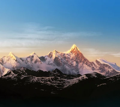 Pics majestueux enneigés sous un ciel bleu clair