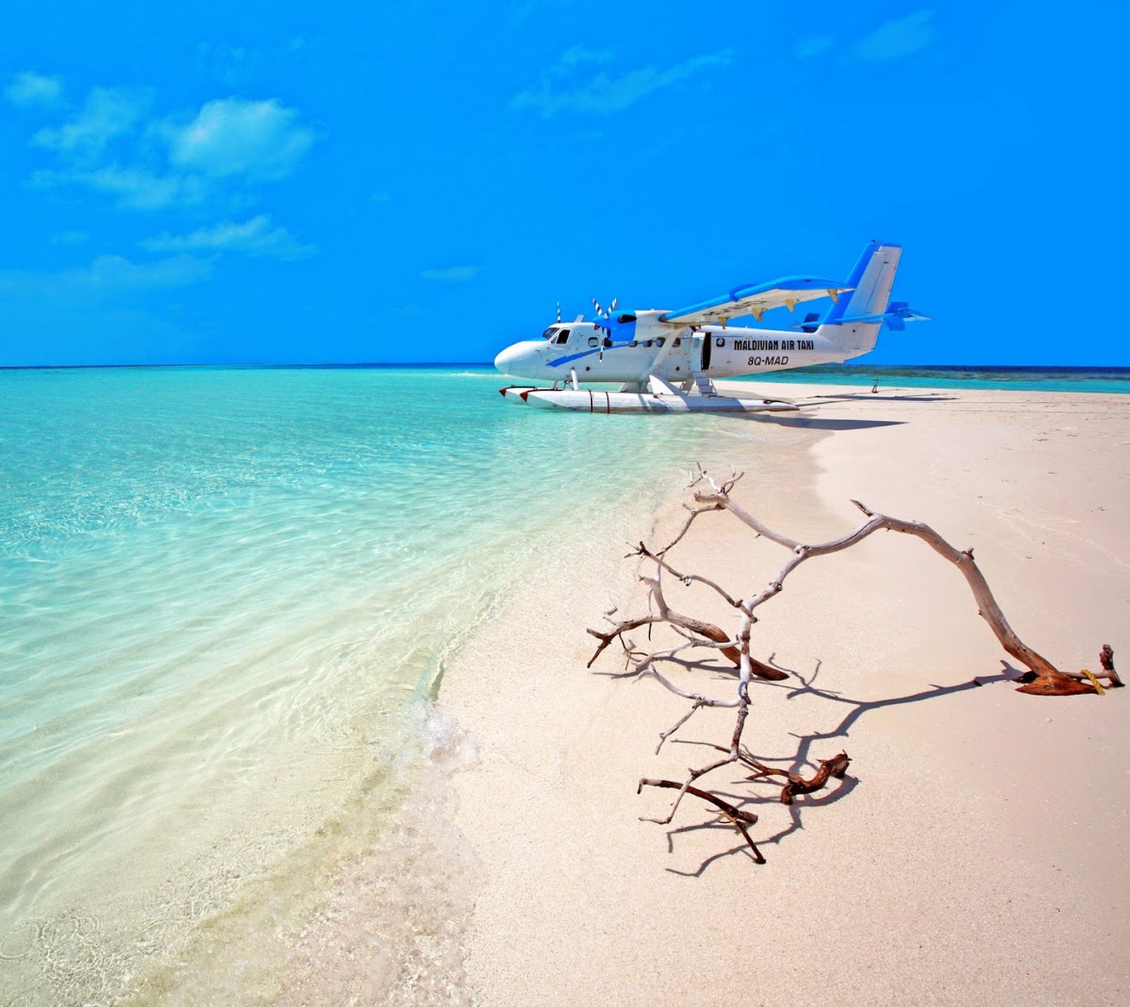 There is a plane that is sitting on the beach by the water (beach, ocean, plane, sea)