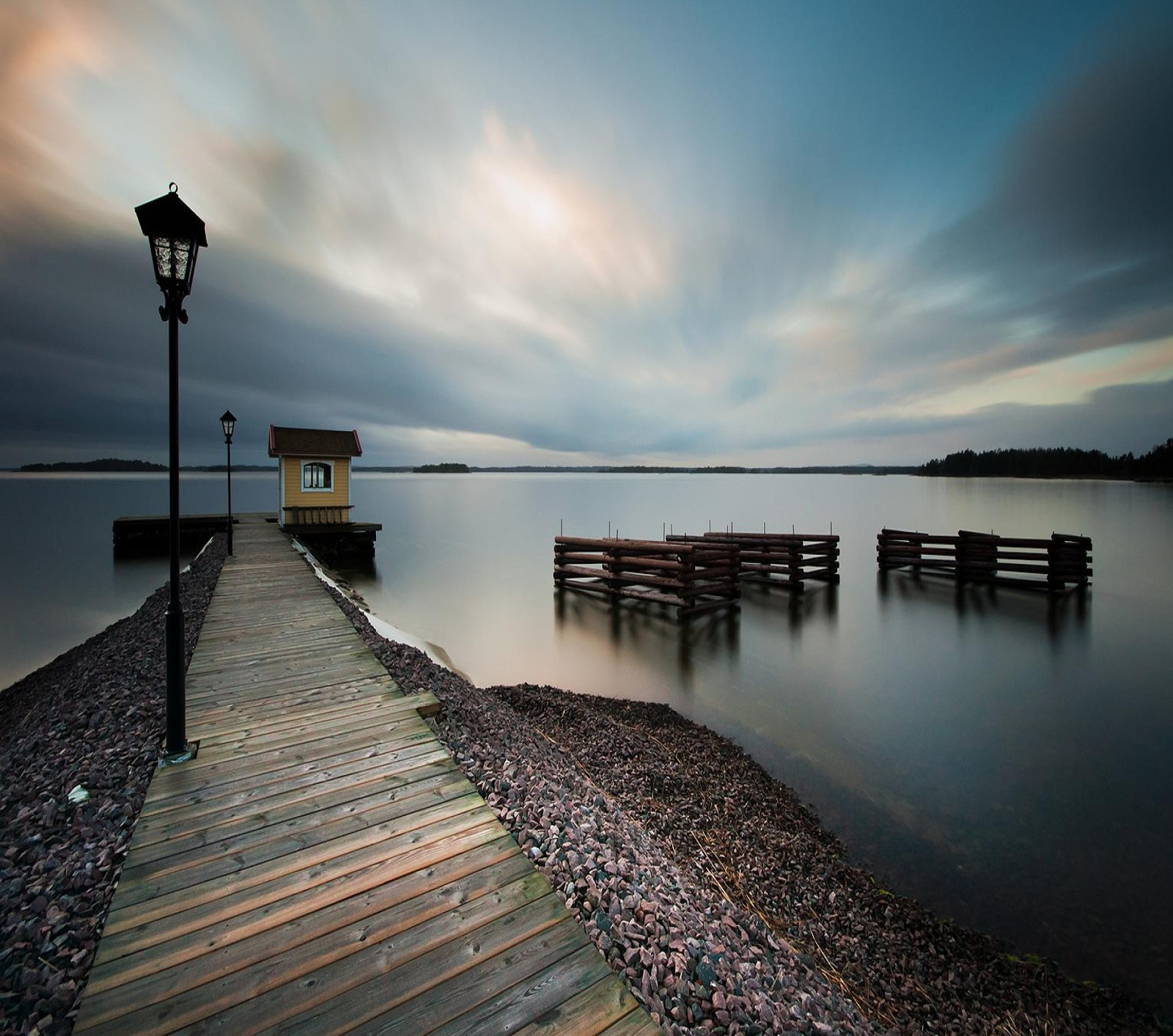 Vue floue d'un quai avec un lampadaire et un lampadaire (lac, belle vue)