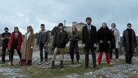 El elenco de "La Casa de Papel" está de pie juntos en un paisaje dramático