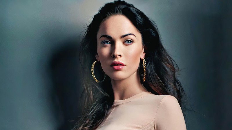 Крупный план женщины с длинными волосами в нюдовом топе (меган фокс, megan fox, американский, актриса, знаменитость)