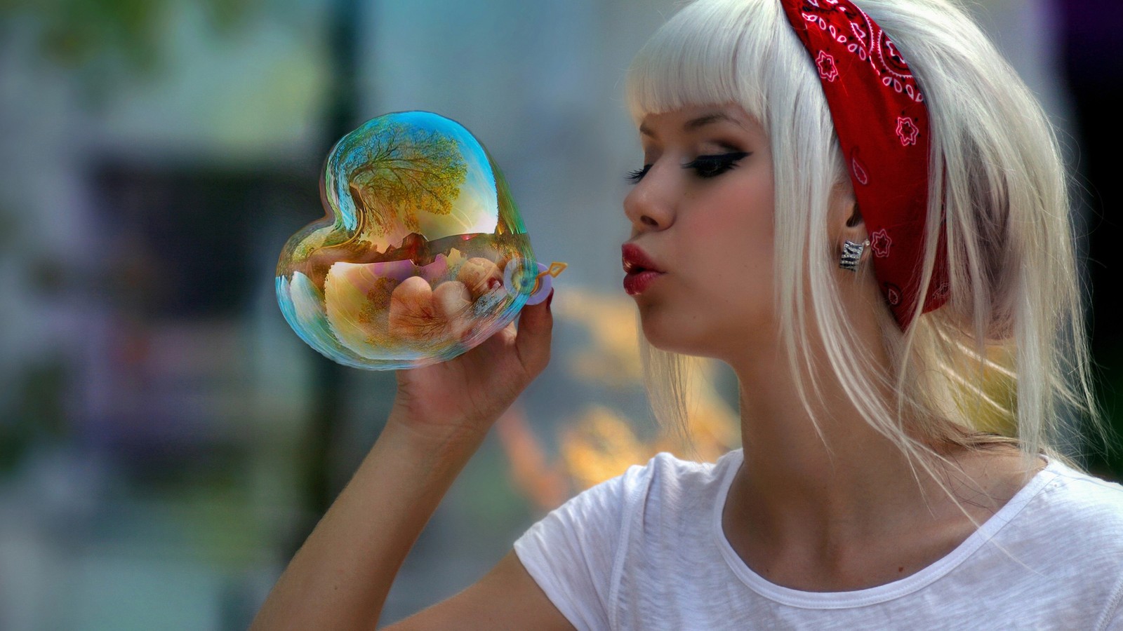 Mujer rubia soplando burbujas con una diadema roja y una camisa blanca (rubio, comida, labio, comiendo, comida chatarra)