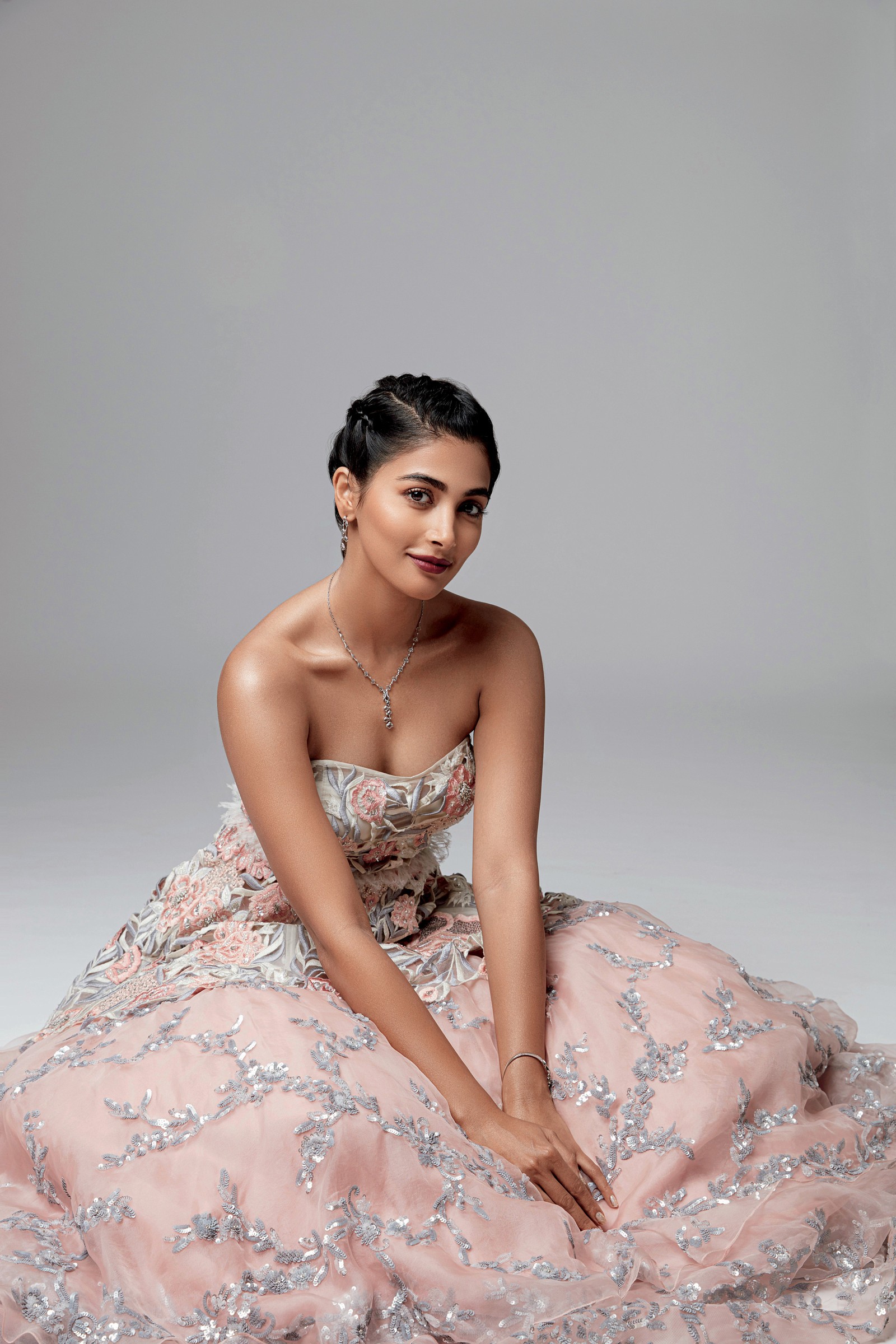 Une femme en robe rose assise sur un sol blanc (pooja hegde, 2023, séance photo, célébrités indiennes, 5k)