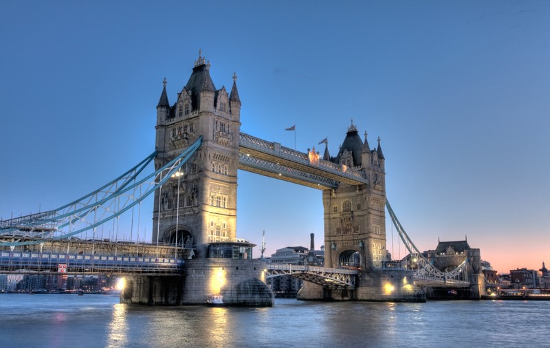 Аэроснимок тауэрского моста в лондоне на закате (tower bridge, река темза, достопримечательность, мост, башня)