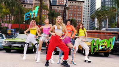 ITZY: Dynamische K-Pop-Performance mit lebendiger Mode und klassischen Autos