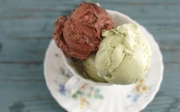 Bolas de sorvete de chocolate e menta em uma xícara decorativa