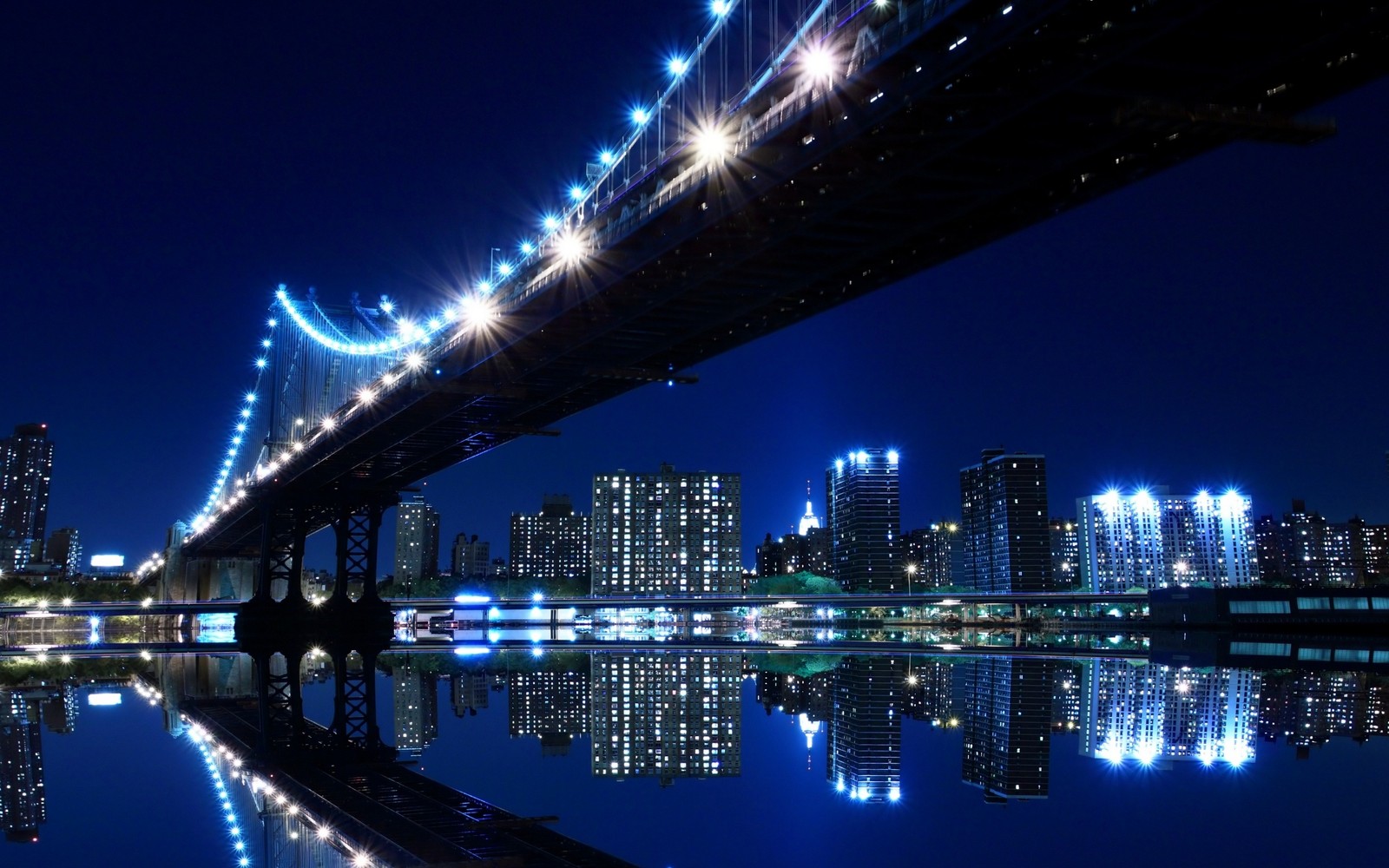 Вид на мост над водоемом ночью (мост манхэттен, manhattan bridge, ночь, отражение, вода)