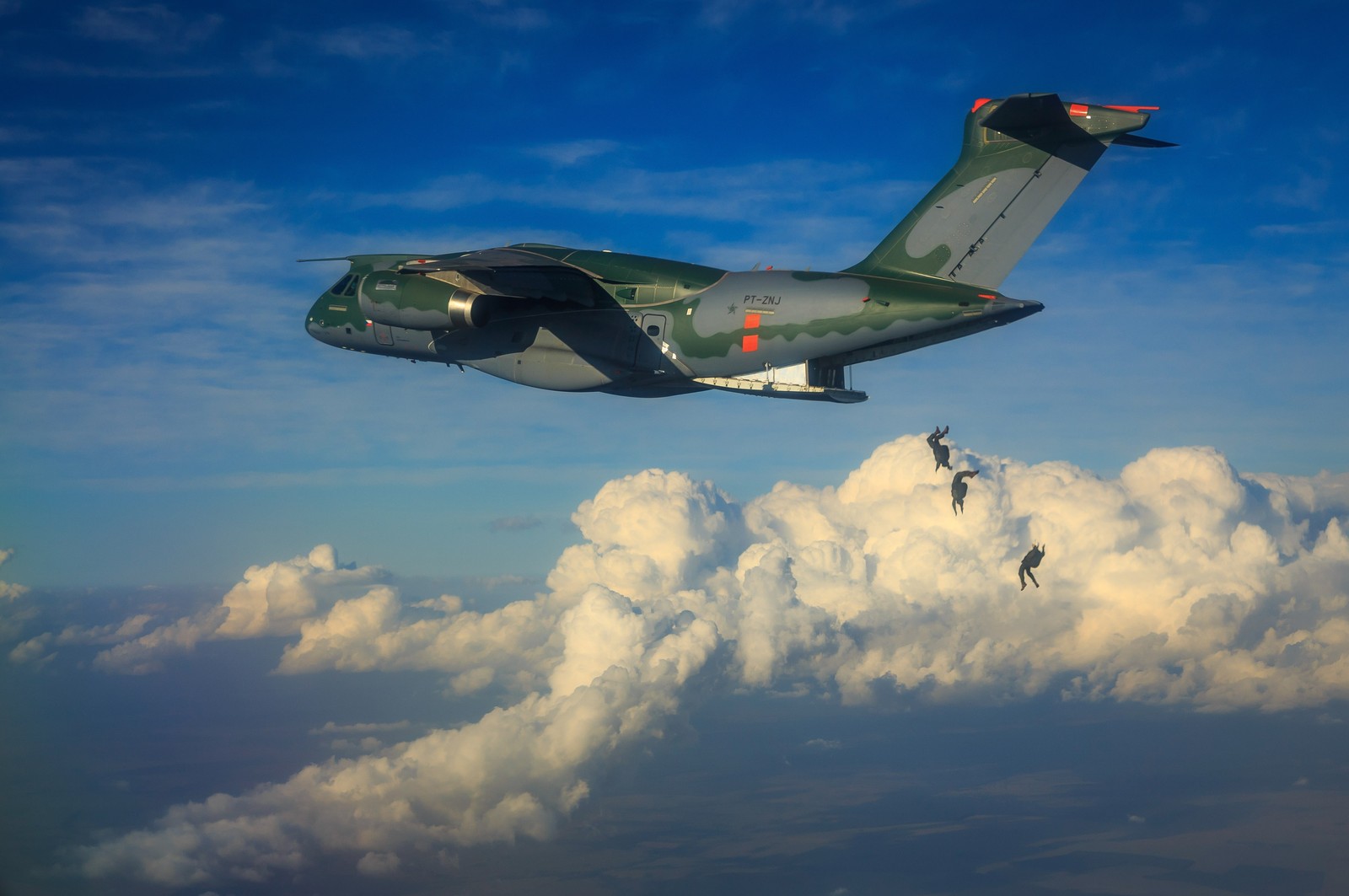 Árabes voando no céu com paraquedas presos a um avião (aeronave, avião de transporte militar, aeronave militar, avião de carga, aviação)