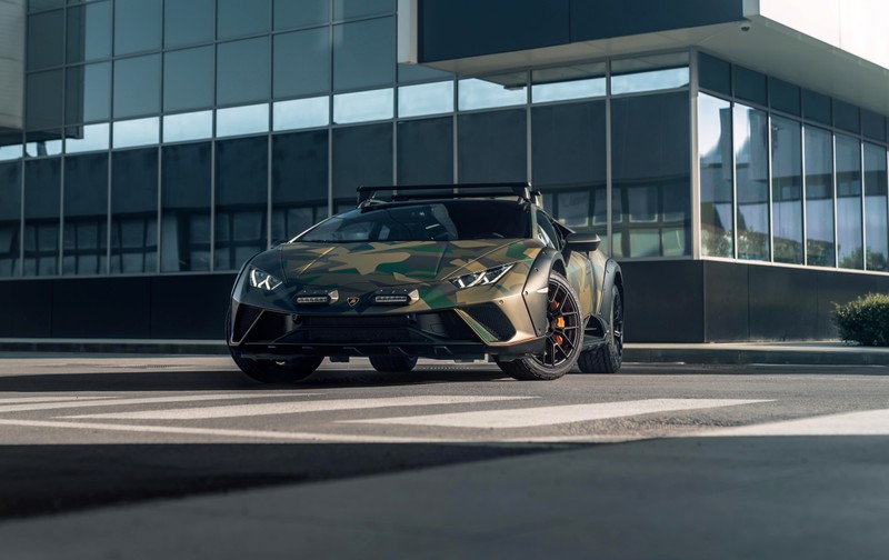 Близкий план замаскированного автомобиля, припаркованного перед зданием (lamborghini huracán sterrato, lamborghini huracan sterrato, 5k, внедорожный суперспортивный автомобиль, 2024)