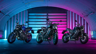 Серия Yamaha MT-09 2024 года в неоновом свете: демонстрация голых мотоциклов