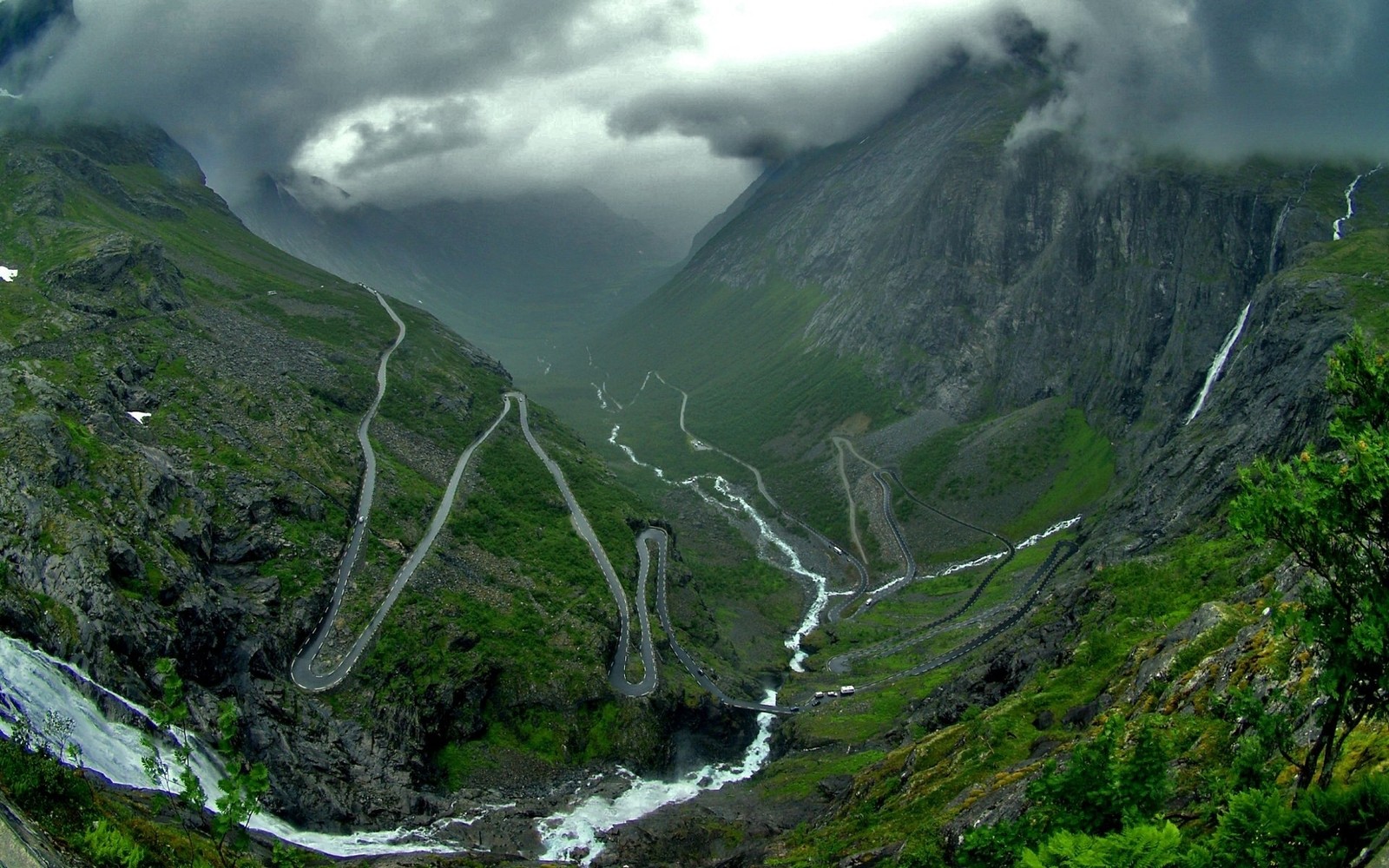 Vue aérienne d'une montagne avec une rivière et une route (trollstigen, col de montagne, formes montagneuses, hauts plateaux, nature)