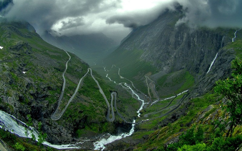 Воздушный вид на гору с рекой и дорогой (trollstigen, горный перевал, горные образования, возвышенность, природа)