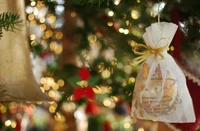 Adorno navideño festivo colgado en un árbol decorado