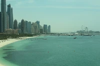 Horizonte costeiro sereno com vista para uma praia tranquila e águas azuis