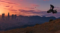 Salto emocionante de ATV ao pôr do sol sobre o horizonte de Los Santos em Grand Theft Auto V