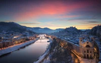 Serenidade do crepúsculo sobre Salzburgo coberto de neve