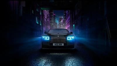 Rolls Royce Ghost Black Badge illuminé dans un paysage nocturne urbain