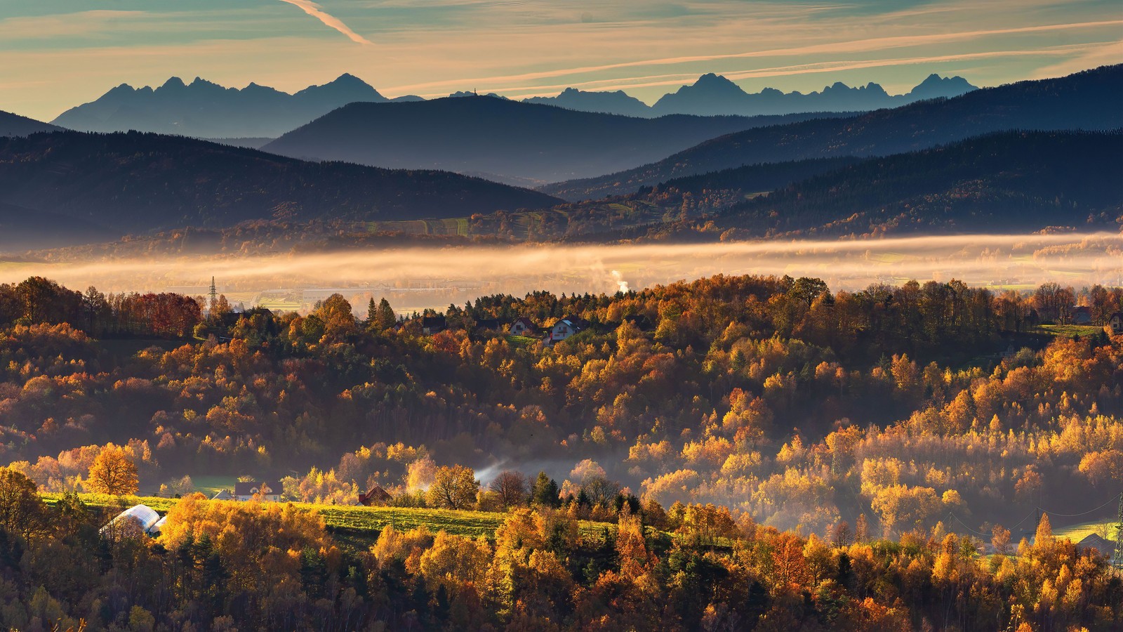 Une vue d'une vallée avec des montagnes en arrière-plan (montagnes tatras, paysage, brumeux, matin, automne)