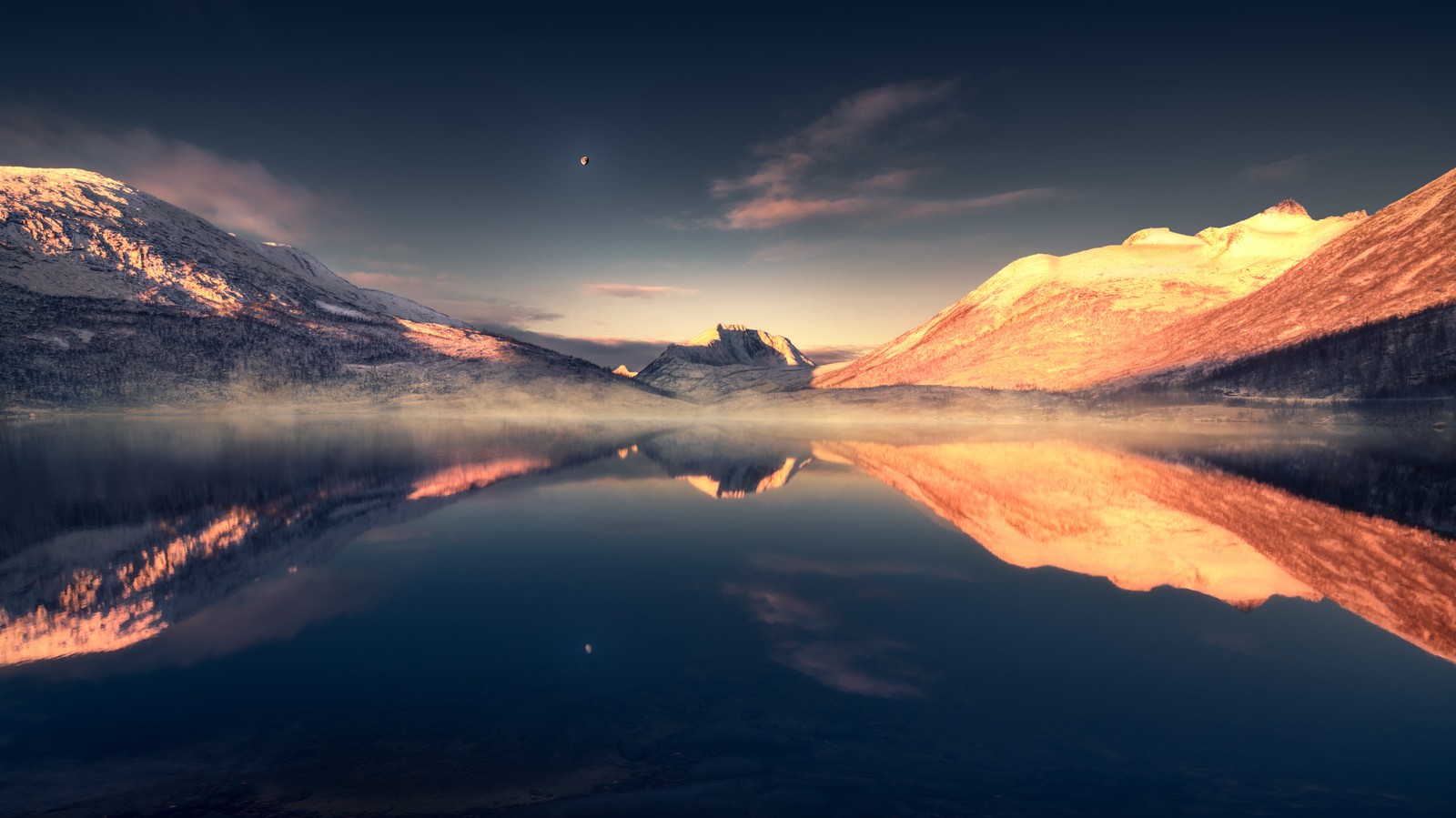 Uma vista de uma cadeia de montanhas com um lago e uma lua (montanhas, lago, anoitecer, reflexo, cenário)