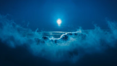 Cielo azul iluminado con luna llena y nubes etéreas