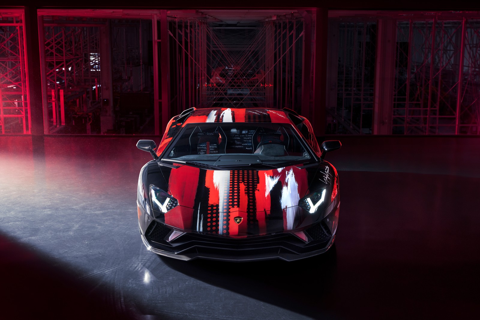 Lamborghini con rayas rojas en una habitación oscura (lamborghini aventador s, yohji yamamoto, 2021, 5k, 8k)