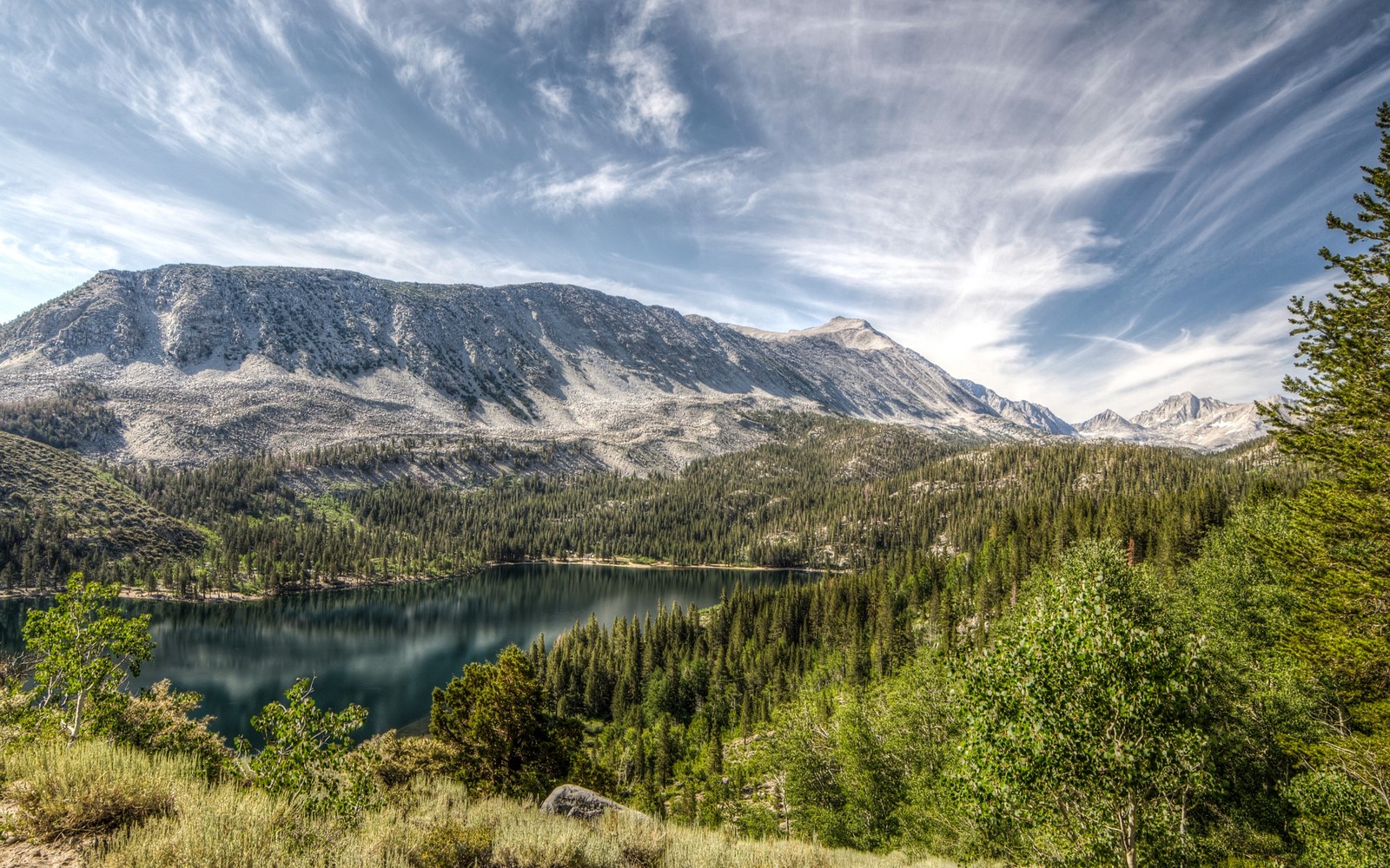 Vue aérienne d'un lac de montagne avec une montagne en arrière-plan (nature, apple macbook pro, macbook, macbook air, pomme)