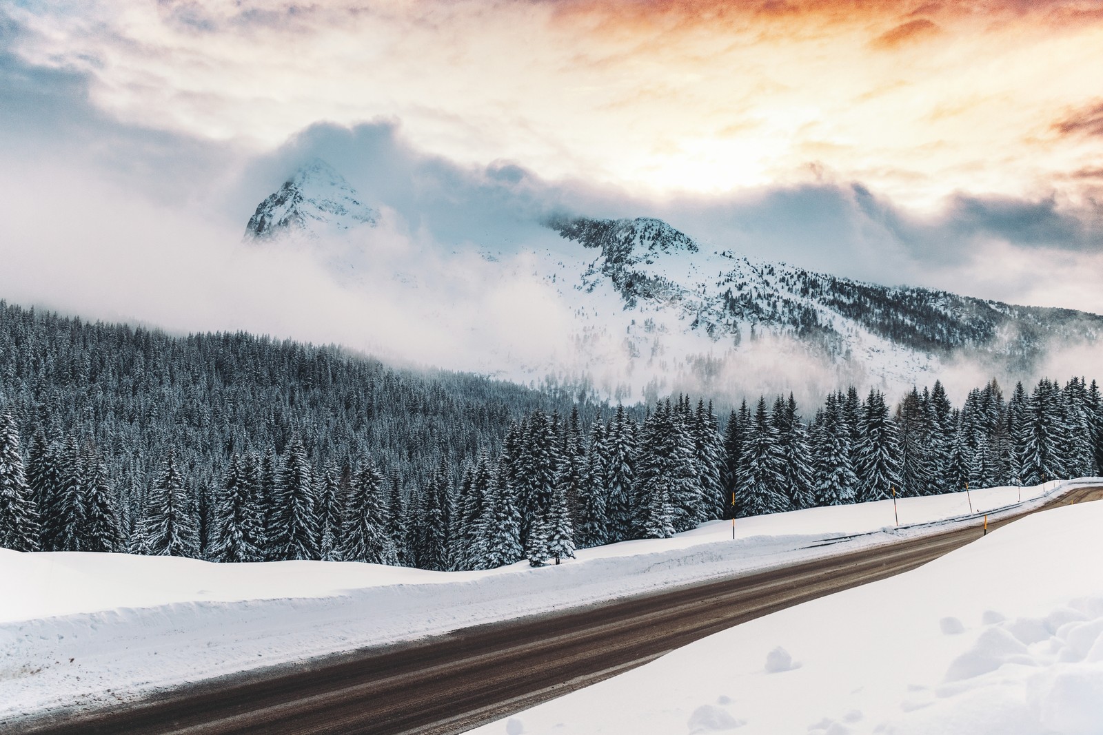 Blick auf einen schneebedeckten berg mit einer straße im vordergrund (winter, berg, schnee, natur, wolke)