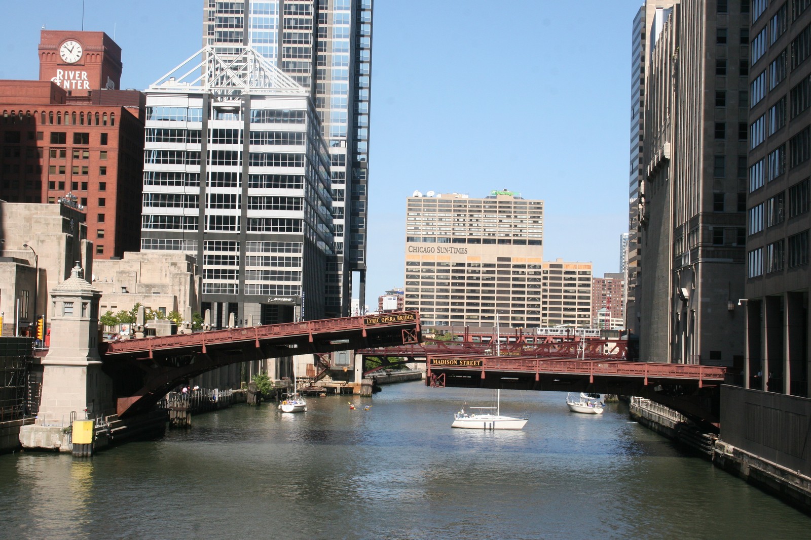 Puente arafed sobre un río con barcos en él y edificios al fondo (río chicago, puente móvil, puente levadizo, puente, ciudad)