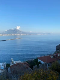 Vue pittoresque de Kızılkule surplombant des eaux azurées et un terrain montagneux