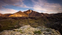 Montañas majestuosas en la naturaleza salvaje de las tierras altas al anochecer