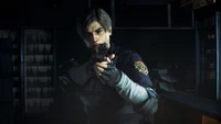 Leon S. Kennedy in einem dunklen Raum, mit einer Waffe zielend in einem angespannten Moment aus Resident Evil 4.