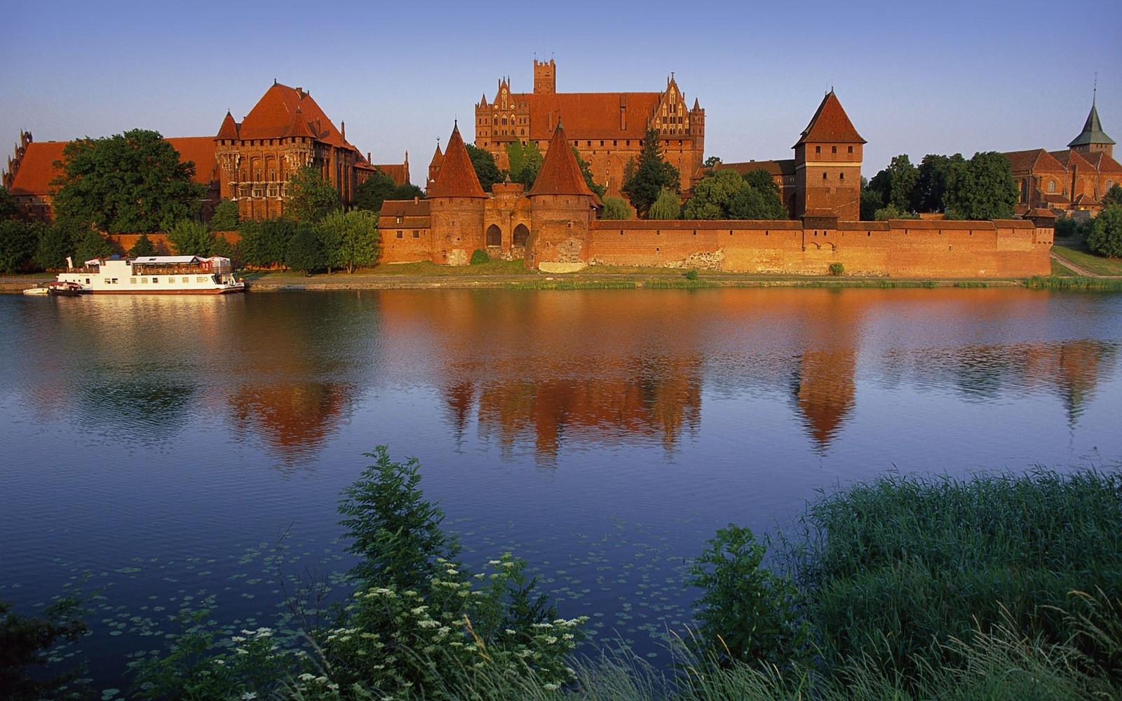 malbork castle, castle, reflection, nature, water wallpaper