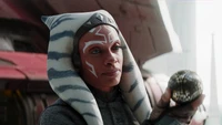 Ahsoka Tano segurando um orbe misterioso, exibindo suas características e vestuário únicos em um momento cativante da série Ahsoka.