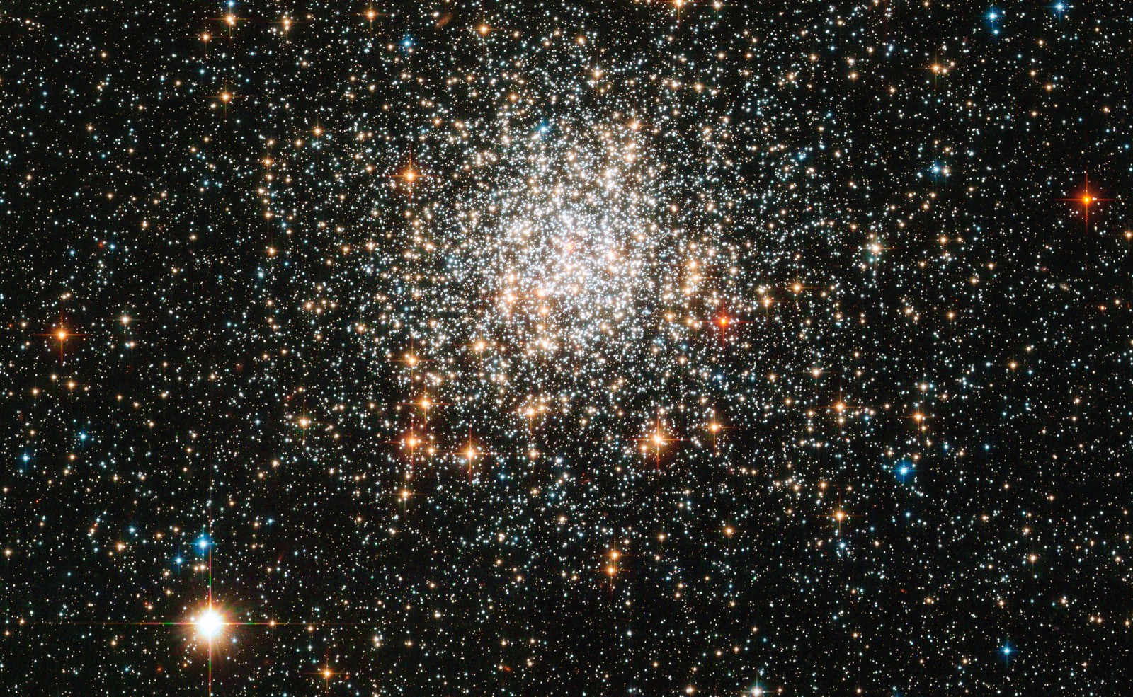 Um aglomerado de estrelas no céu com uma estrela brilhante no meio (aglomerado estelar, estrela, telescópio espacial hubble, galáxia, astronomia)