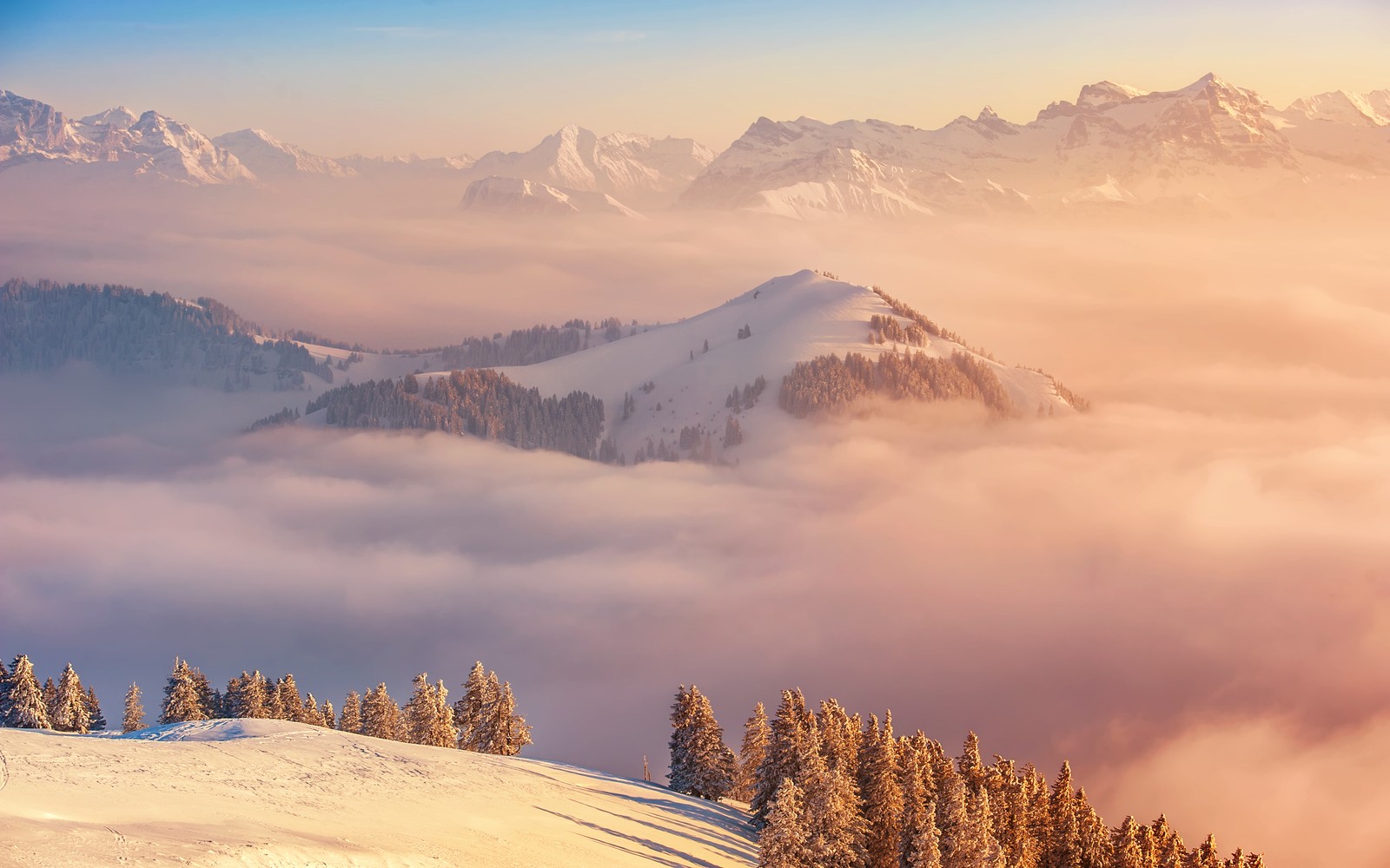 Горы, покрытые снегом и облаками, с человеком на сноуборде (rigi kulm, mount rigi, горный хребет, пейзаж, покрытый снегом)