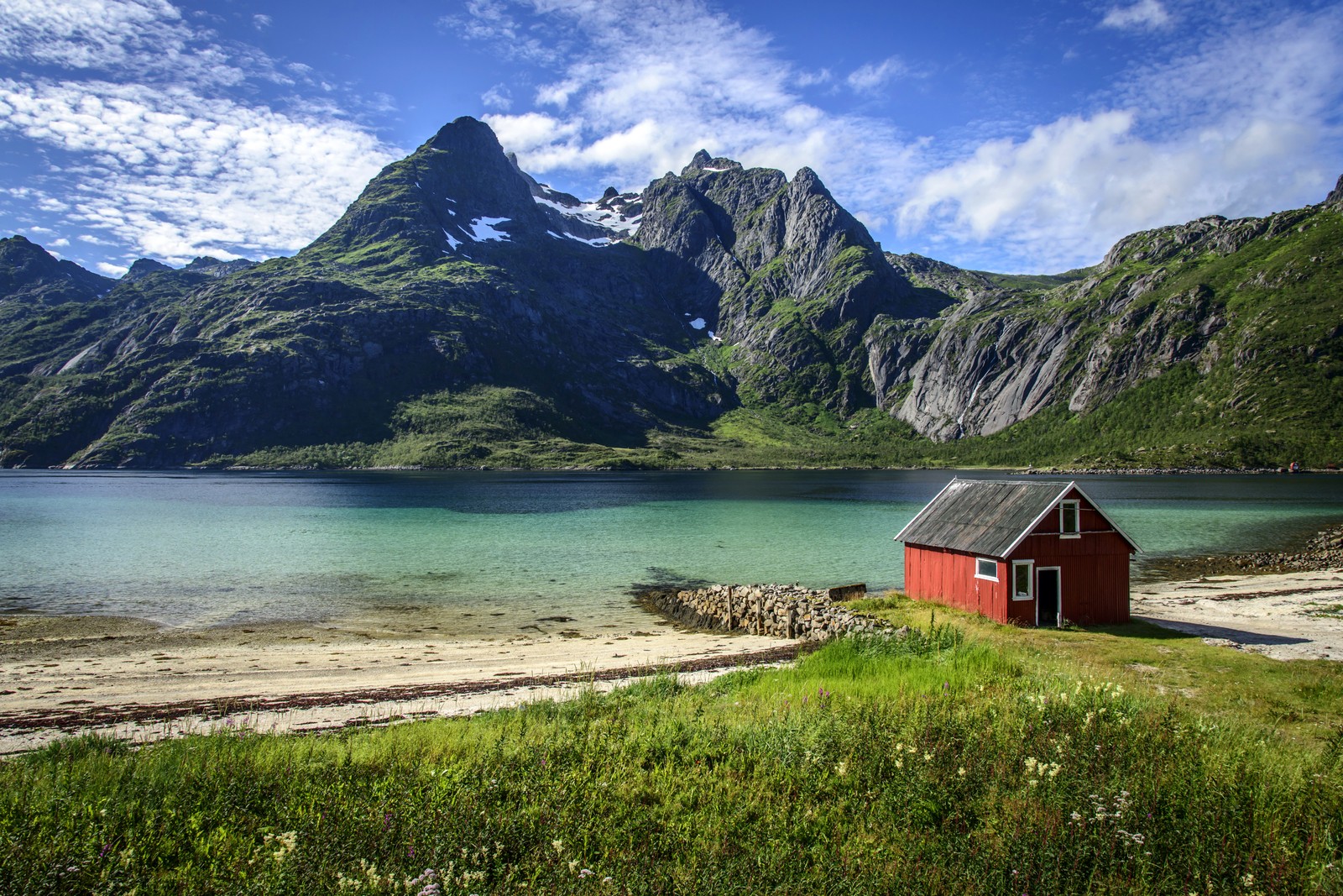 Арабская хижина на берегу озера с горами на фоне (лофотены, lofoten, гора, природа, фьорд)