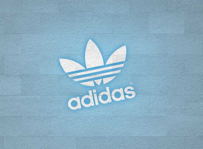 Логотип adidas на синей стене (логотип, бренд, графика, шрифт)