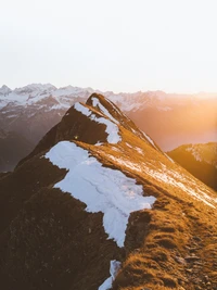 Cume iluminado pelo sol ao amanhecer