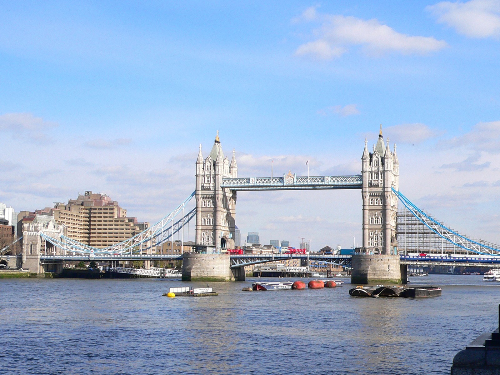 Girafas estão na água perto de uma ponte e barcos (tower bridge, torre de londres, ponte, marco, ponte estaiada)