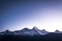 Picos majestosos cobertos de neve de Poon Hill, Nepal ao crepúsculo