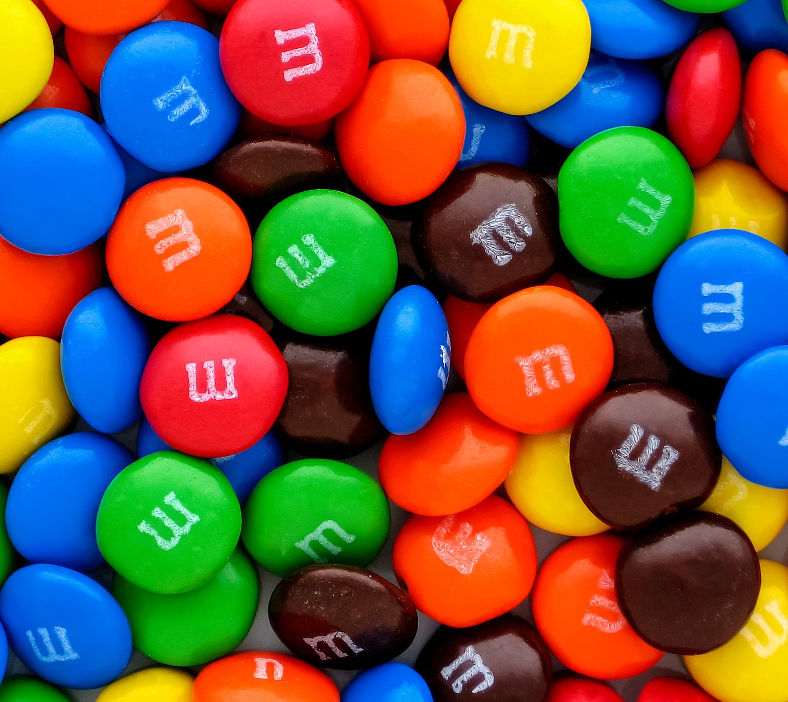 A close up of a pile of colorful m & m's (chocolat, mms)