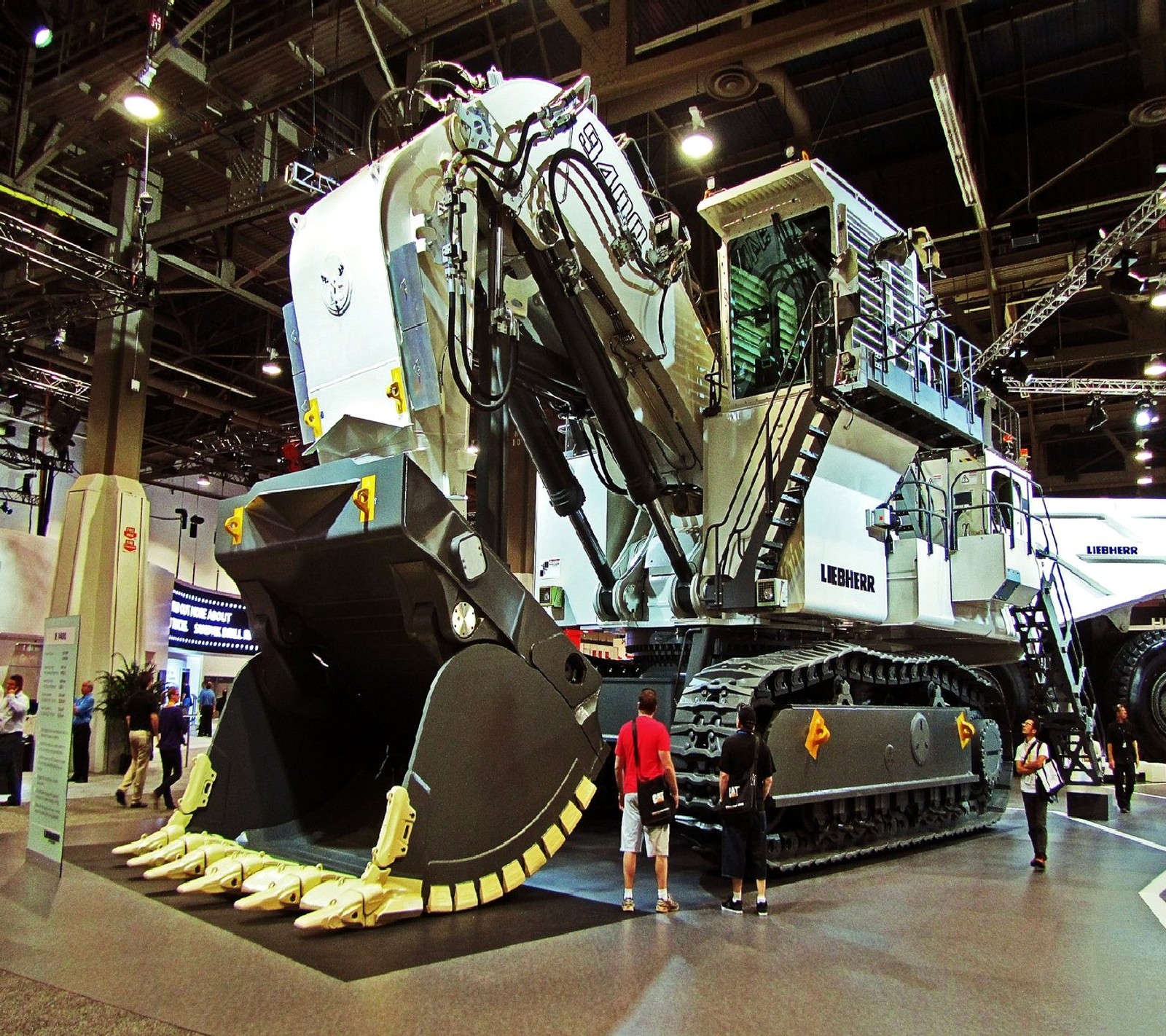 Un engin de construction exposé dans un grand bâtiment (small excavator)