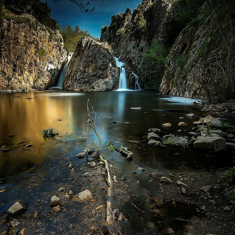 Водопад, стекающий с горы (водопад, лес)