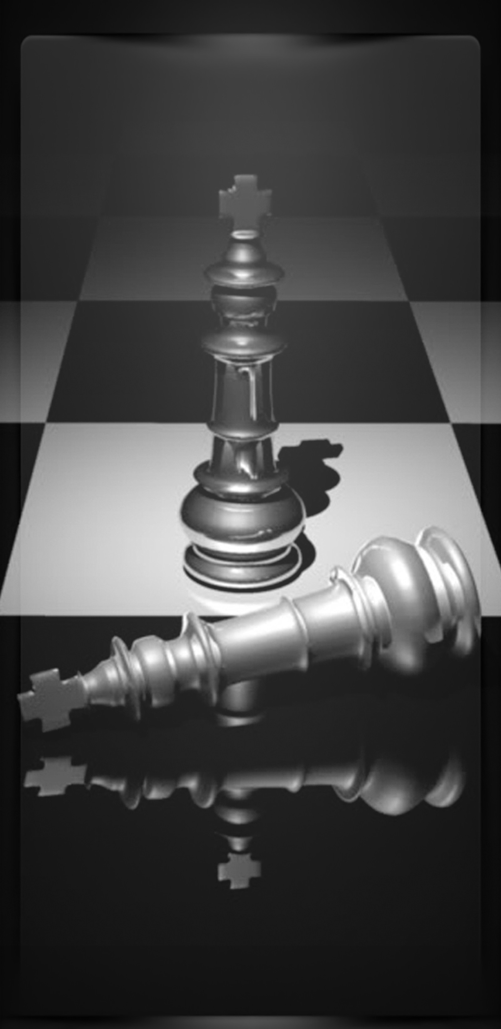 Schachfiguren auf einem schachbrett mit dem spiegelbild von könig und königin (schach, schachfigur, queen, könig, brettspiel)