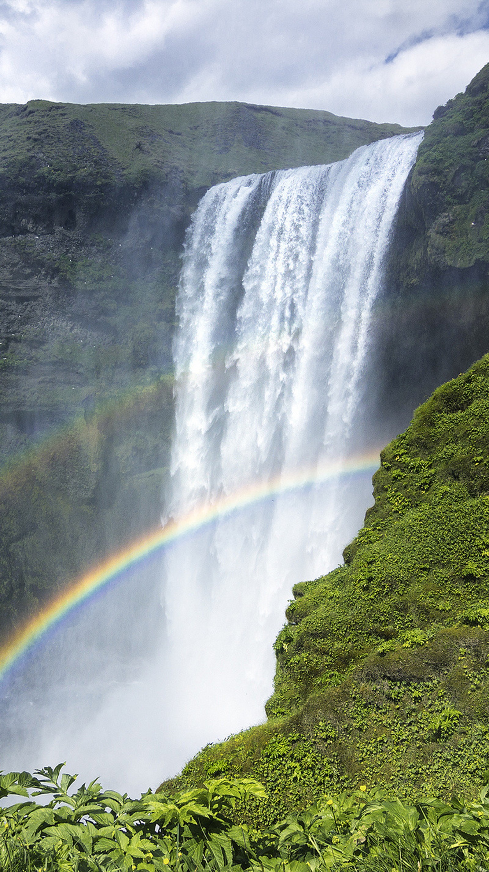 Es gibt einen regenbogen am himmel über einem wasserfall (2015, wolken, berge, natur, regenbogen)