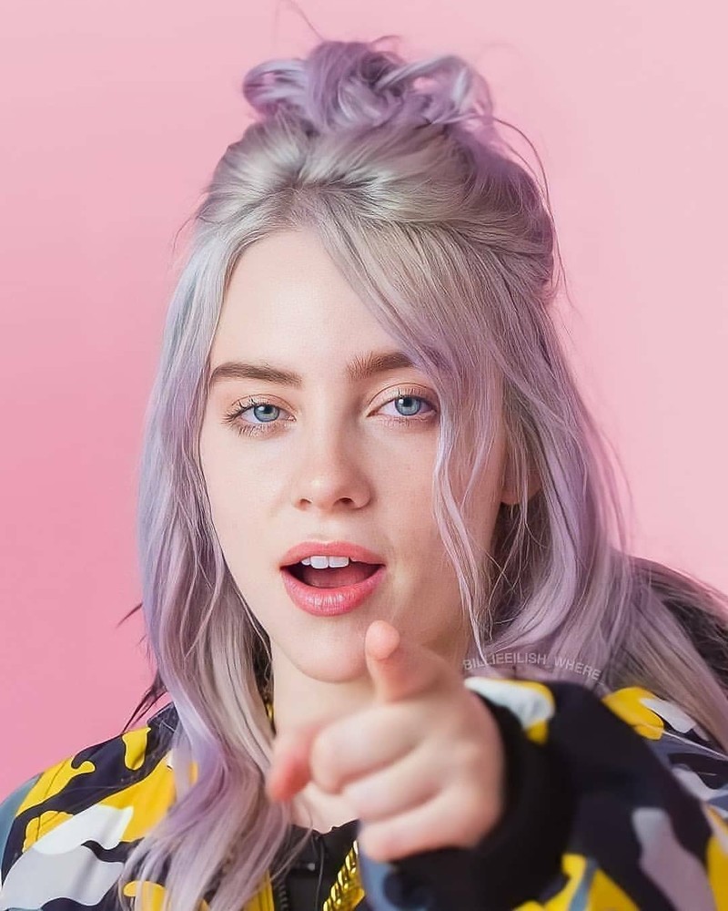 Женщина с фиолетовыми волосами указывает на камеру (билли, billie eilish)