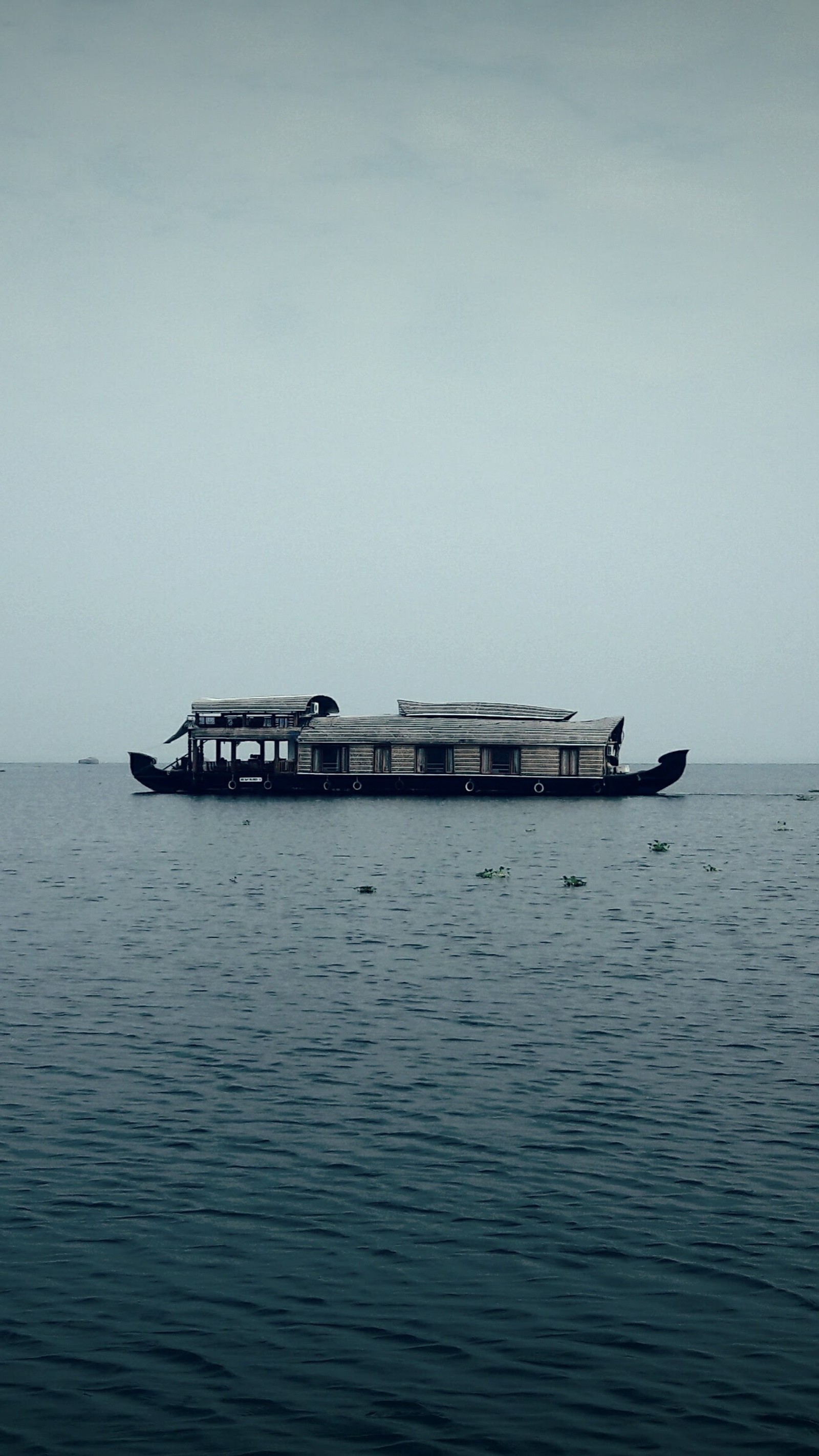 Es gibt ein boot, das auf dem wasser schwimmt (backwater, schön, schönheit, boot, kerala)